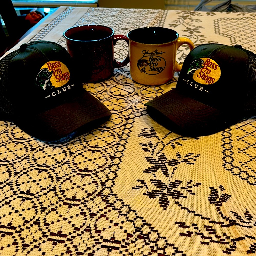 Bundle Bas Pro Shops  New 2 cup 2 hats